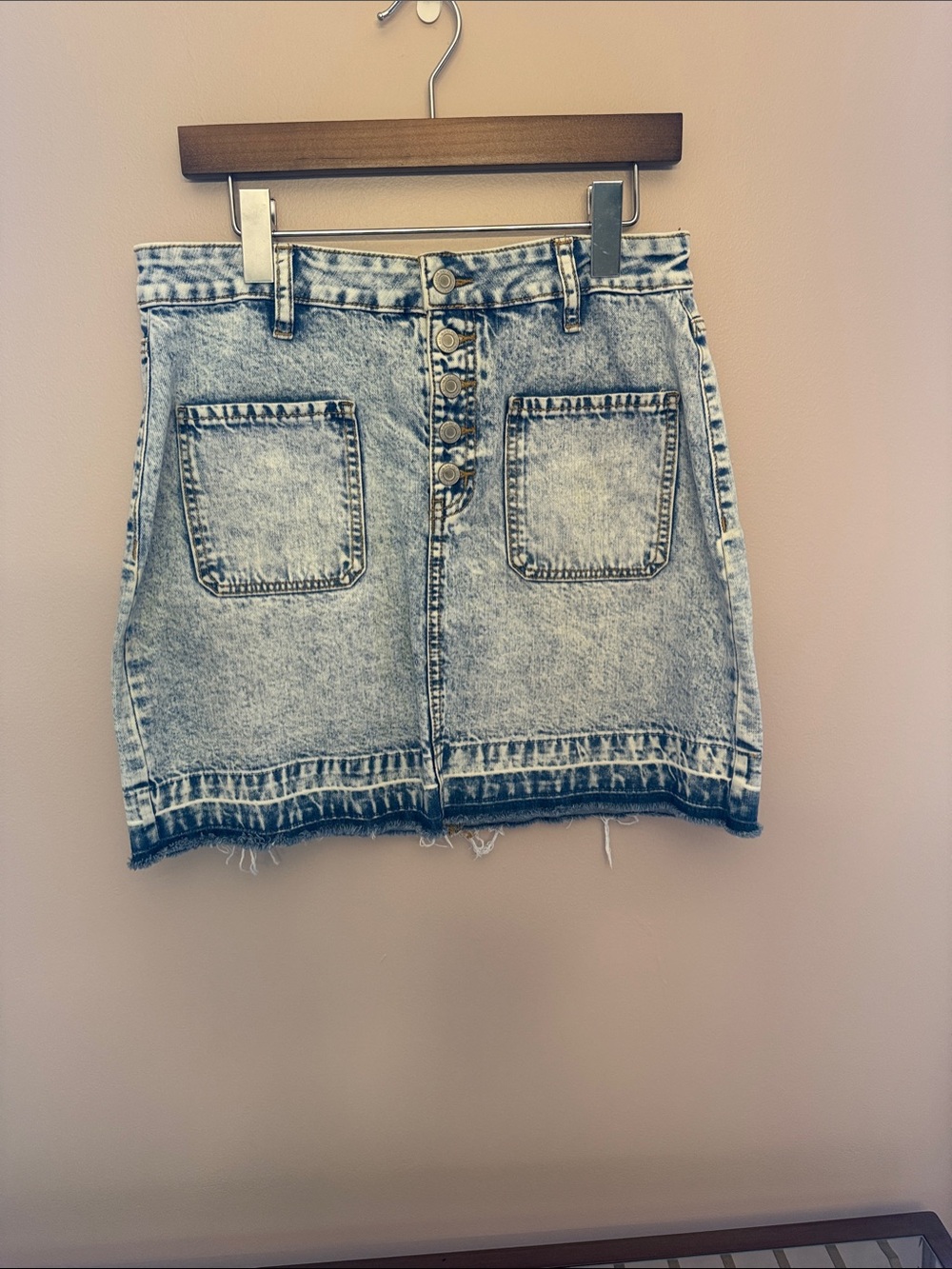 SO LIGHT BLUE ACID WASH DENIM MINI SKIRT WITH FRONT BUTTONS